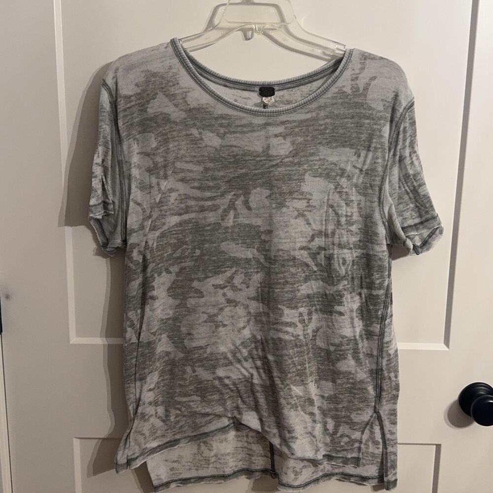 We The Free Tunic T Shirt Womens L Gray Camo Scoop Neck High Low Top Soft Vaca